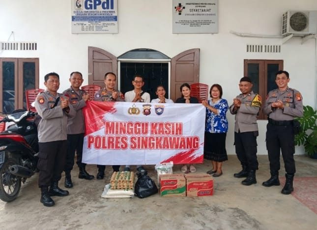 Polres Singkawang Gelar Minggu Kasih, Salurkan Bantuan Sembako ke Gereja dan Panti Asuhan