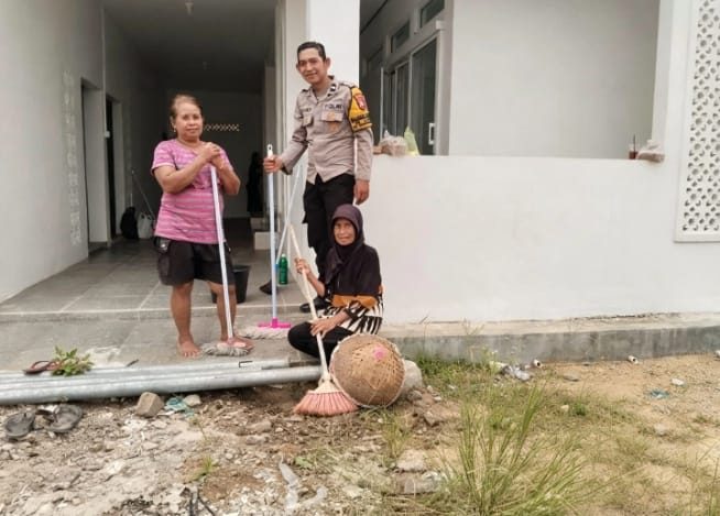 Bhabinkamtibmas Kelurahan Sagatani Bersama Masyarakat Gelar Aksi Bersih-Bersih Tempat Ibadah