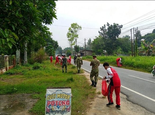 Semangat Gotong Royong, TNI-Polri, Pemerintah, dan Pelajar Bersatu dalam Kerja Bakti.