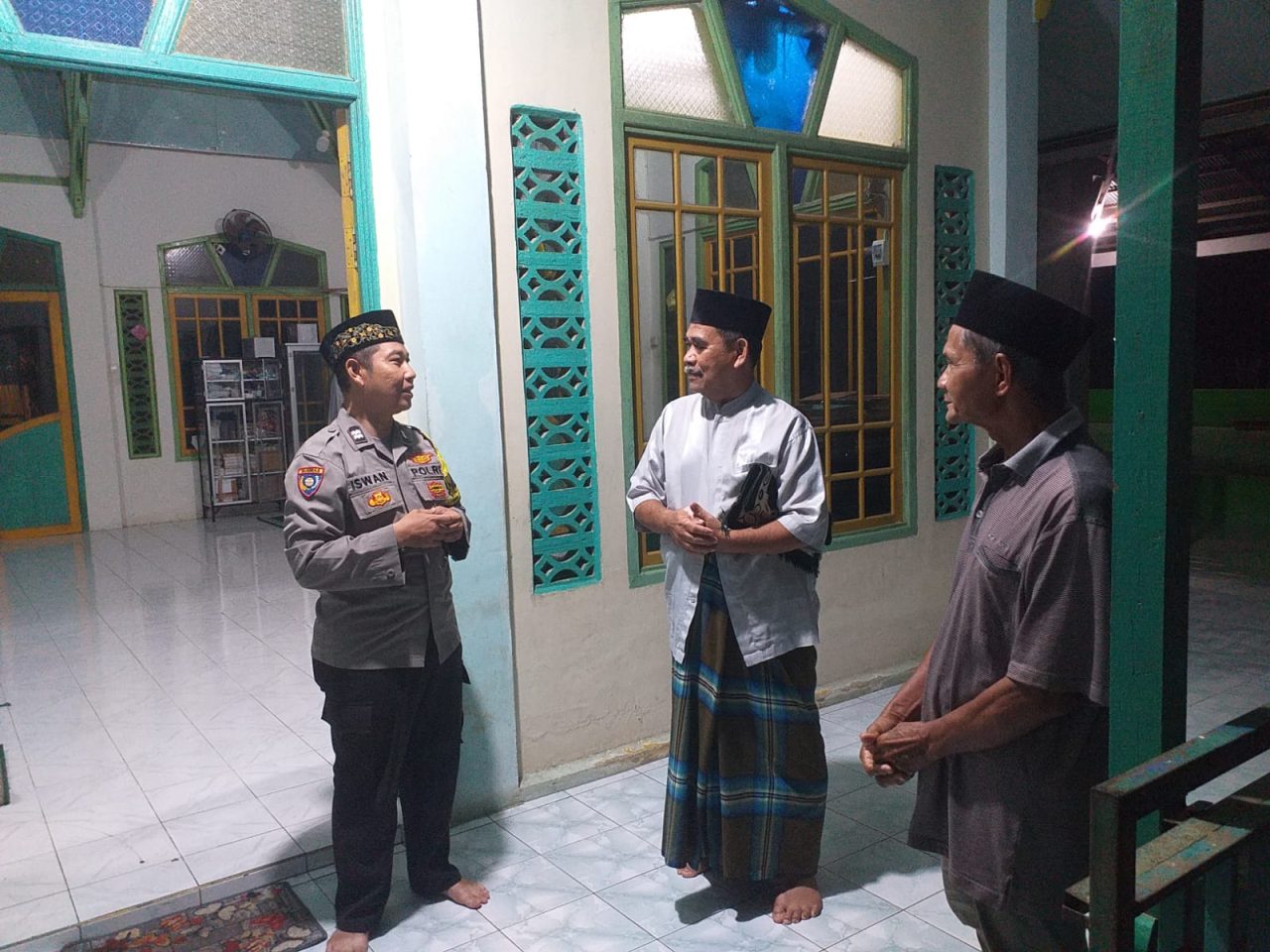 Hadir Lebih Dekat dengan Masyarakat ,Bhabinkamtibmas laksanakan Subuh Keliling dan Sapa Jama'ah