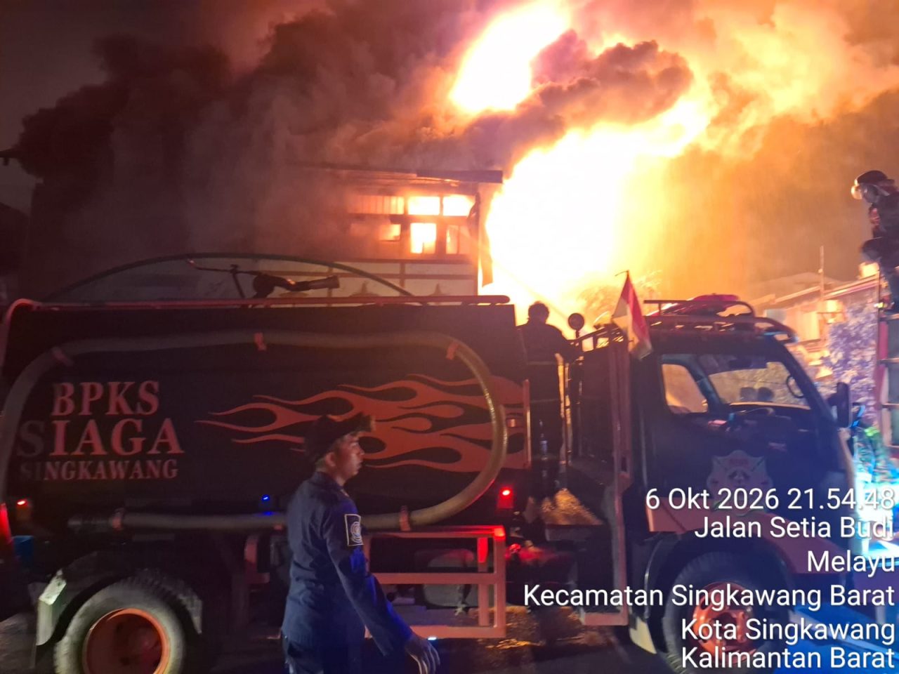 Petugas Gerak Cepat Respons Laporan 110, Polres Singkawang Datangi Lokasi Kebakaran di Jalan Setia Budi.