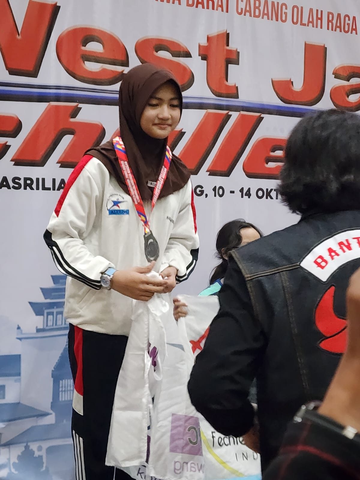 Raqilla Zahfira, Anak Personel Polres Singkawang Sabet Emas Kejuaraan antar Klub Anggar se Indonesia