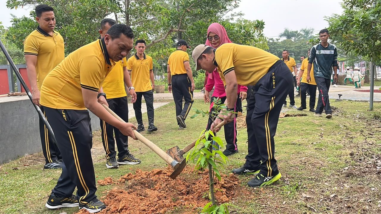 Polres Singkawang Bersama Masyarakat, Tanam Pohon Wujudkan Lingkungan Hijau dan Lestari