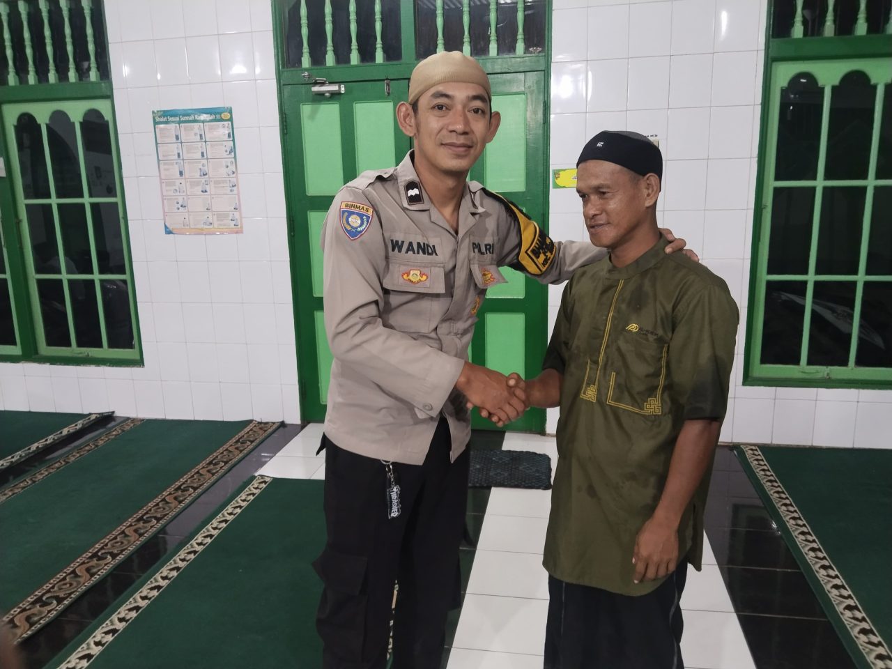 Pererat Silaturahmi dan Jalin Kedekatan dengan Masyarakat, Bhabinkamtibmas Polsek Singkawang Selatan Gelar Shalat Subuh Keliling.