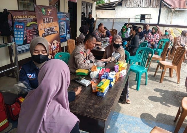 Bhakti Kesehatan Gratis Polres Singkawang Sasar Warga dan Personel di Tengah Pasar Murah