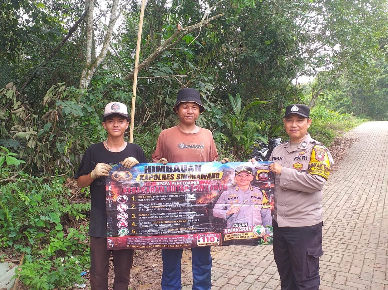 Cegah Karhutla, Bhabinkamtibmas Polres Singkawang Ajak Warga Jaga Lingkungan Tetap Aman dan Bebas