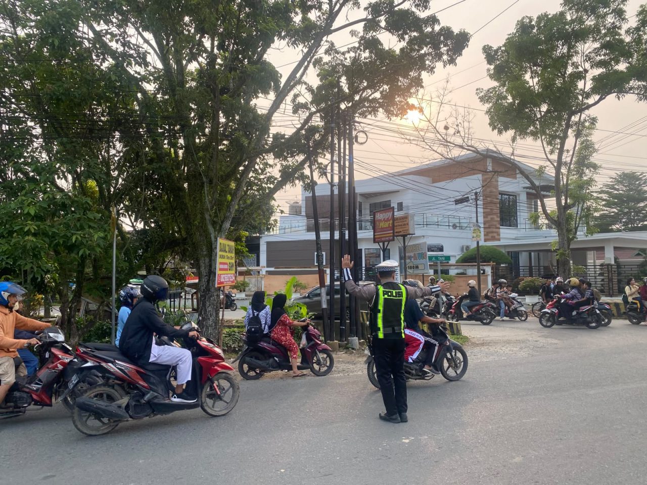 Polisi Hadir di Pagi Hari, Polres Singkawang Pastikan Aktivitas Masyarakat Berjalan Lancar