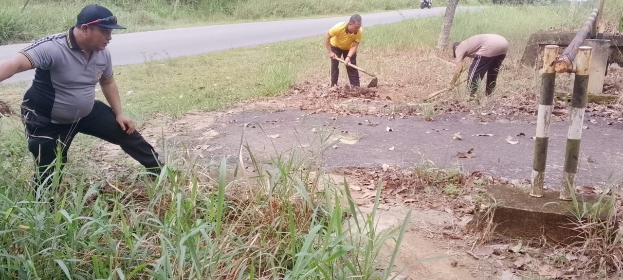 Personel Polsek Singkawang Timur Laksanakan Korve, Jaga Kebersihan Lingkungan Mako