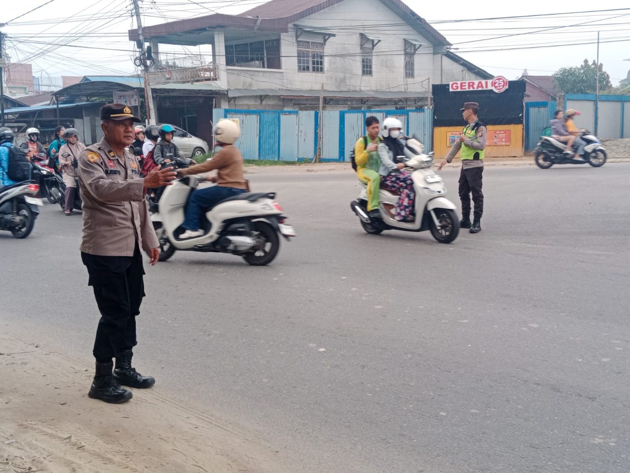 Sapa Masyarakat Sejak Pagi, Polres Singkawang Hadir Jaga Keamanan dan Kelancaran