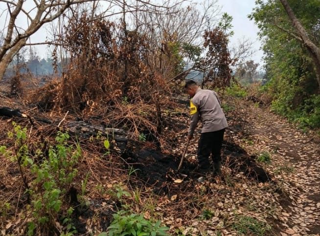 PATROLI DAN PEMANTAUAN KARHUTLA PASCA HUJAN, POLRI HADIR JAGA LINGKUNGAN DAN KESELAMATAN MASYARAKAT DI SINGKAWANG UTARA