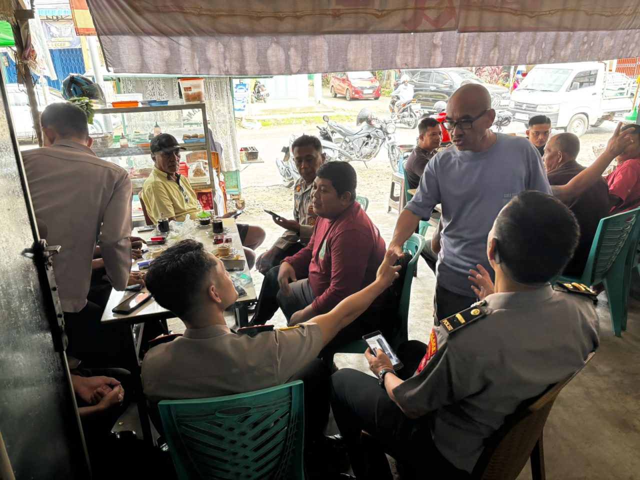Sapa Warga di Warkop, Kapolsek Singkawang Selatan Pererat Silaturahmi Ajak Masyarakat Jaga Kamtibmas