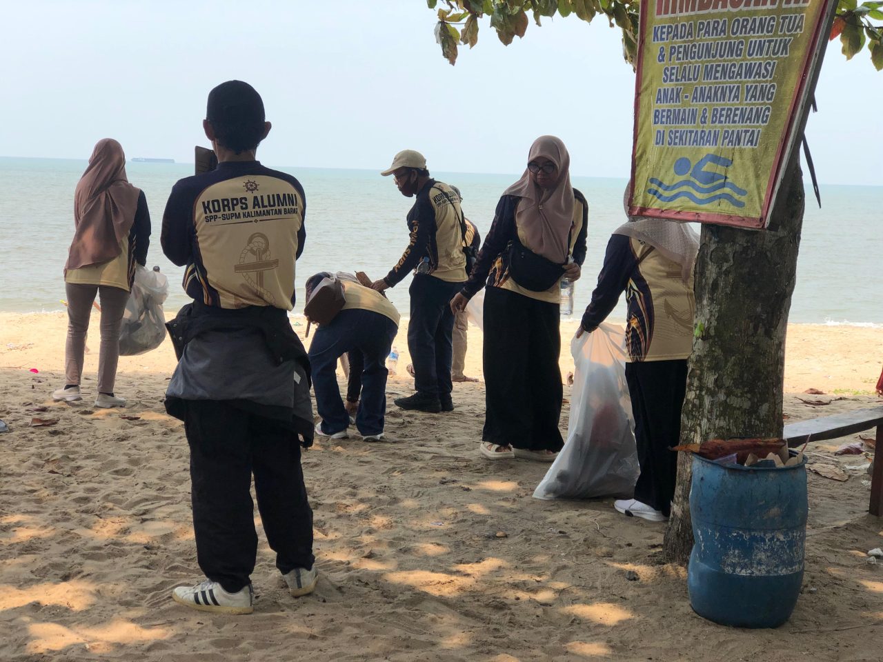 Polsek Singkawang Selatan Dukung Aksi Bersih Pantai Alumni SPP-SUPM Kalbar