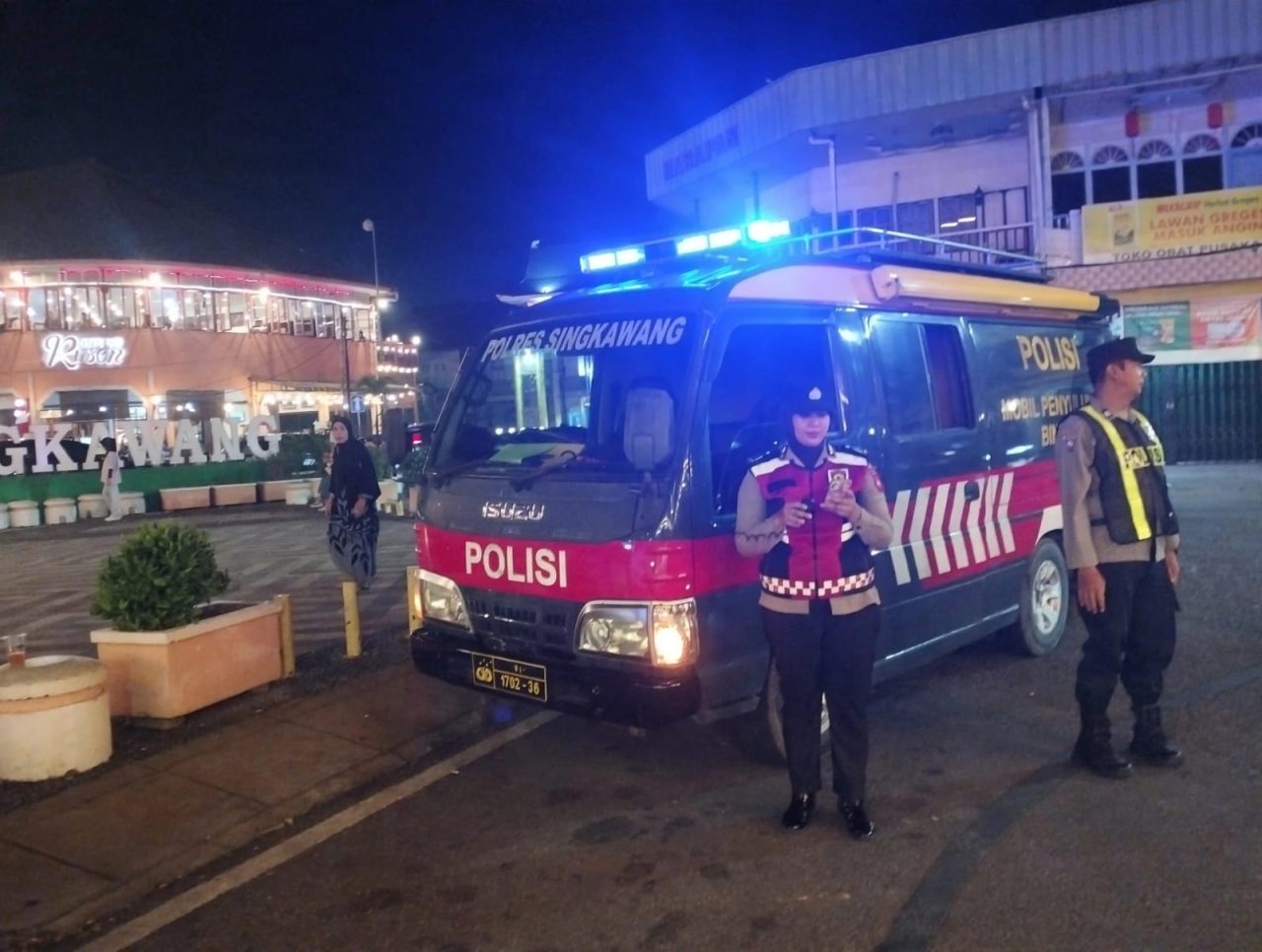 Dekat dengan Masyarakat, Satbinmas Polres Singkawang Ajak Warga Jaga Kota Tetap Aman dan Kondusif
