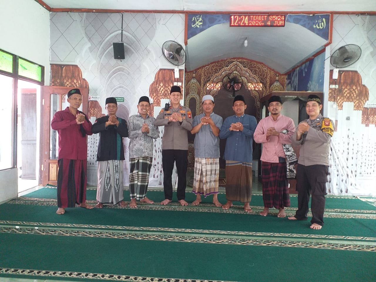 Jum’at Keliling di Masjid Nurul Yaqin, Polsek Singkawang Selatan Pererat Silaturahmi dan Ajak Warga Jaga Kamtibmas