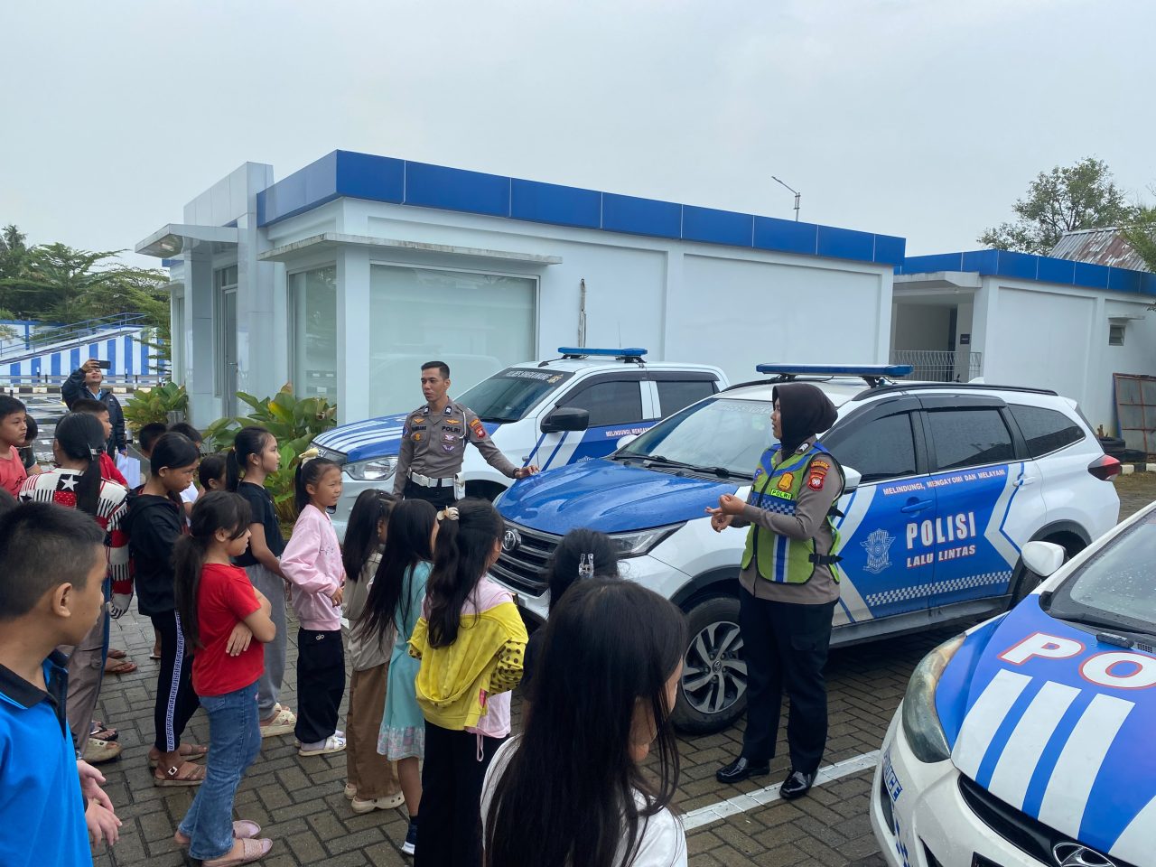 Polisi Sahabat Anak, Polres Singkawang Ajak Anak-Anak PPA ID0603 Bersinar Kaliasin Belajar Tertib Berlalu Lintas Sejak Dini