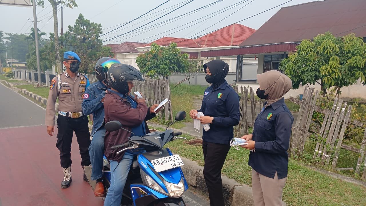 Lindungi Masyarakat dari Dampak Asap, Polres Singkawang Bagikan Ratusan Masker